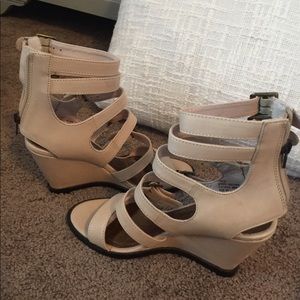 Brand New Size 6 Matisse Wedges